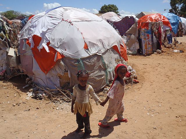 Durch den andauernden Bürgerkrieg haben sich bereits über die letzten Jahre Notlager um Mogadishu gebildet. Hier kommen täglich neue Flüchtlinge hinzu, die hier auf Nahrung und Wasser hoffen. (Foto: Diakonie Katastrophenhilfe)