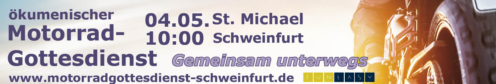 Ein Motorrad fährt in den Sonnenauf- oder Untergang