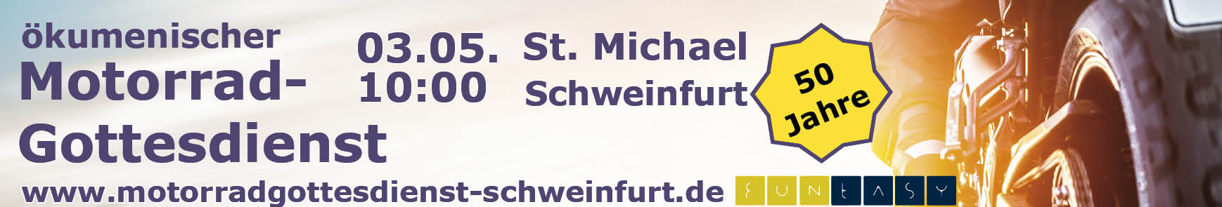 Ein Motorrad von hinten, das in die Weite fährt.