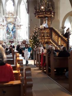 Pfarrer Kuschel auf der Kanzel in der Vesperkirche Schweinfurt