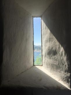 Licht scheint durch ein geöffnetes Fenster
