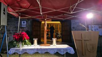 Altar vor der Sennfelder Kirche, im Hintergrund der Posaunenchor in kleiner Besetzung