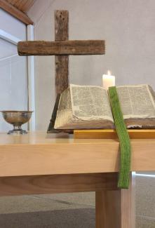 Altarbibel, Kreuz und Kerze in der Doopgsgezinde Gemeente Ouddorp