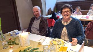 Karin und Winfried Hümpfer am festlich gedeckten Tisch in der Vesperkirche