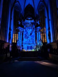Chorraum der St. Johanniskirche, blau erleuchtet