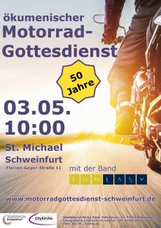 Ein Motorrad von hinten, das in die Weite fährt.