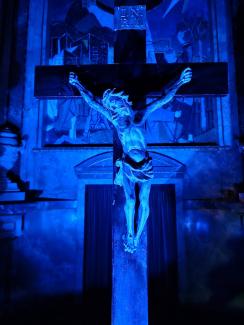 Jesus am Kreuz, blau angestrahlt