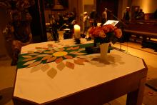 Beim MehrWegGottesdienst im November 2024 verwandelten die Gottesdienstteilnehmer*innen die "Trauerblume" auf dem Altar nach und nach in eine Hoffnungsblume.