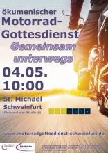 Ein Motorrad fährt in den Sonnenauf- oder Untergang