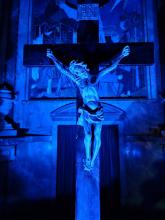 Jesus am Kreuz, blau angestrahlt